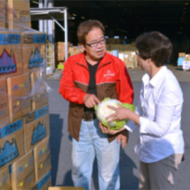 その場で箱を開けて白菜をチェック